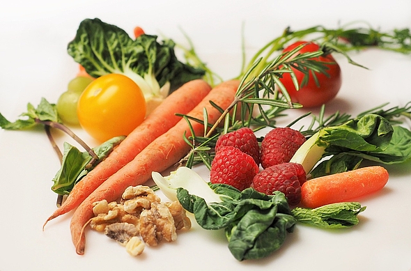 Karotten, Walnüsse, Himbeeren, Gemüse und Früchte